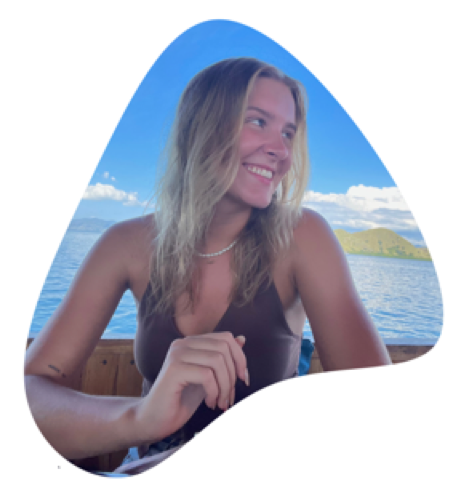 Over mij, Levina Meinster en Dirumah Design. Met Levina hier op een foto aan boord van een schip bij Komodo eiland in Indonesie.